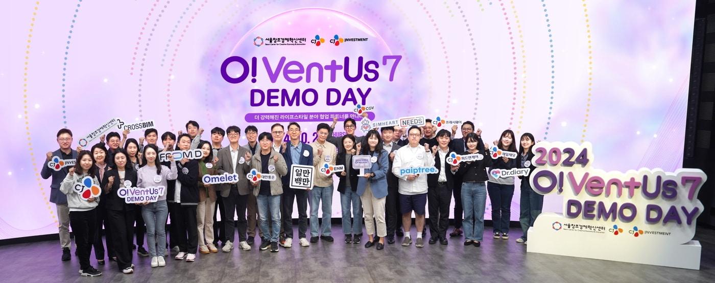 24일 서울 강남구 코엑스에서 열린 오벤터스 7기 데모데이에서 김도한 CJ인베스트먼트 대표를 비롯한 참가자, 관계자들이 기념사진을 찍고 있다(CJ 제공).