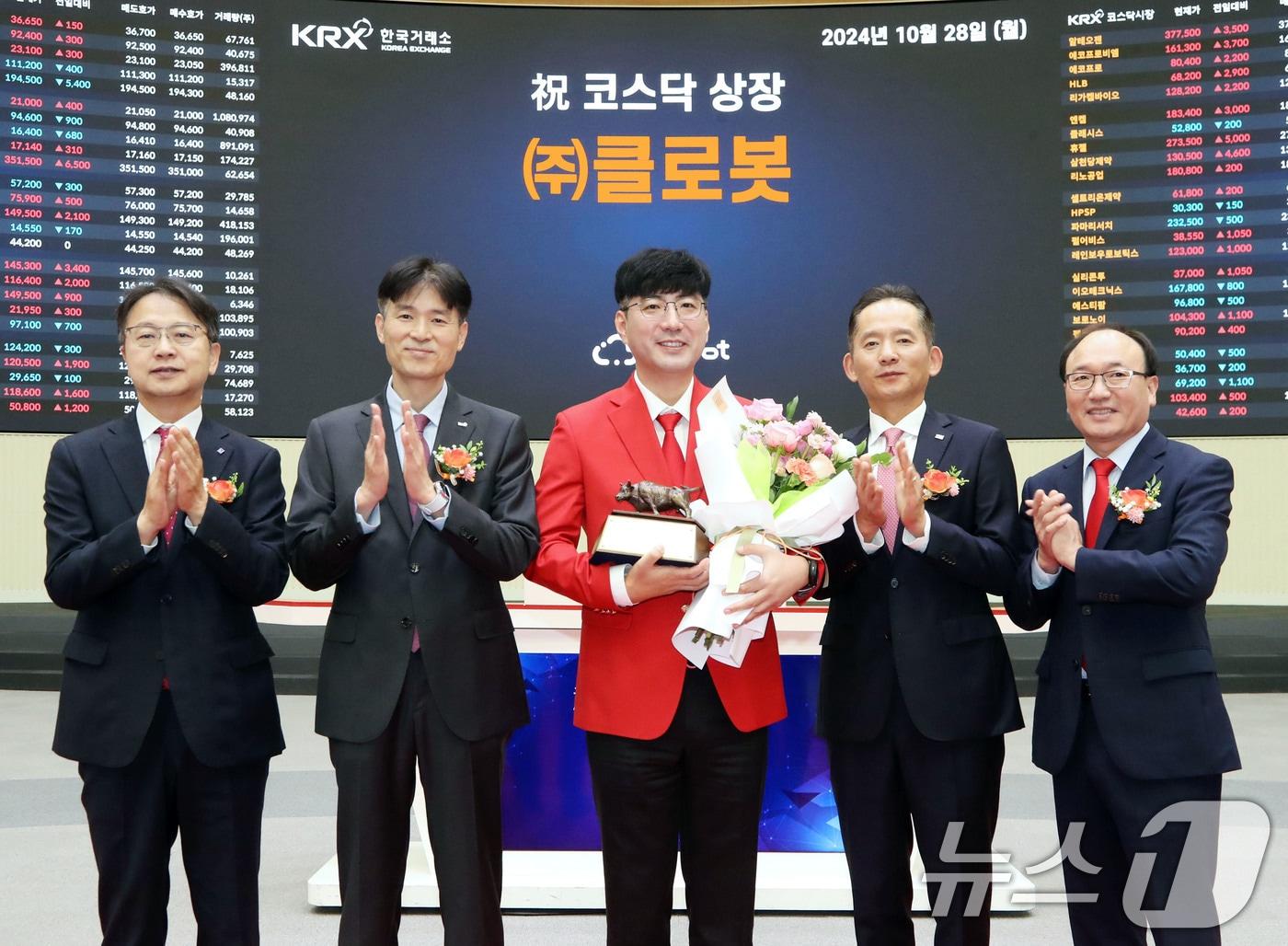 본문 이미지 - 28일 오전 서울 영등포구 한국거래소에서 열린 클로봇 코스닥시장 상장기념식에서 상장기념패 전달 후 김대영 한국IR협의회 부회장(왼쪽부터), 민경욱 한국거래소 코스닥시장본부장, 김창구 클로봇 대표이사, 강성범 미래에셋증권 부사장, 강왕락 코스닥협회 부회장이 기념촬영을 하고 있다. (한국거래소 제공) 2024.10.28/뉴스1
