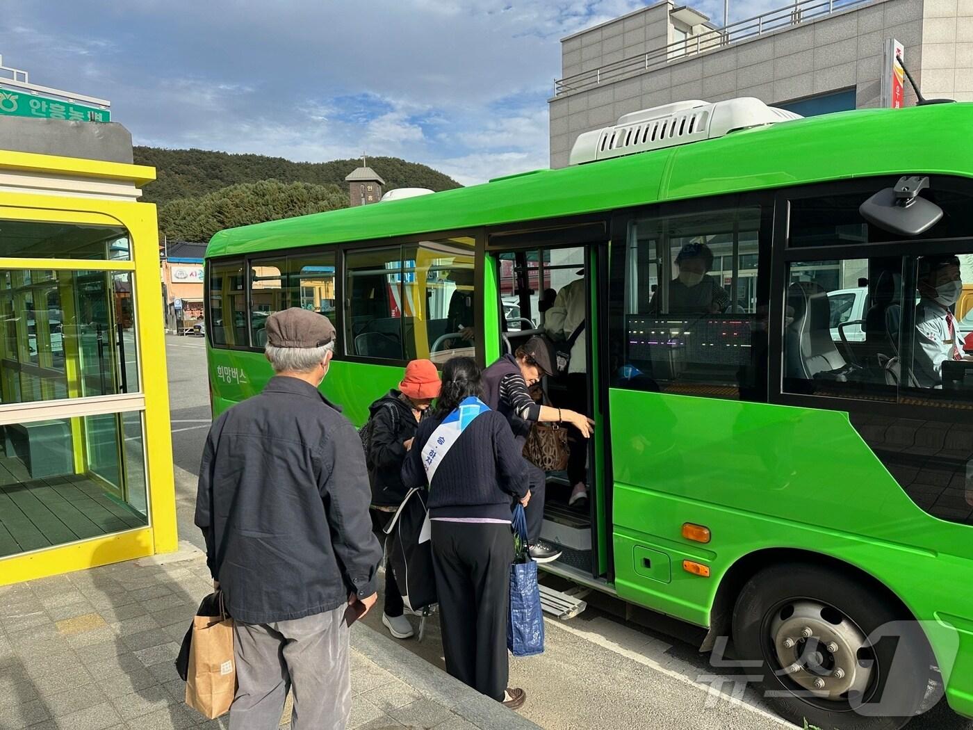 본문 이미지 - 횡성군 버스 승하차 안전 도우미.(횡성군 제공)/뉴스1