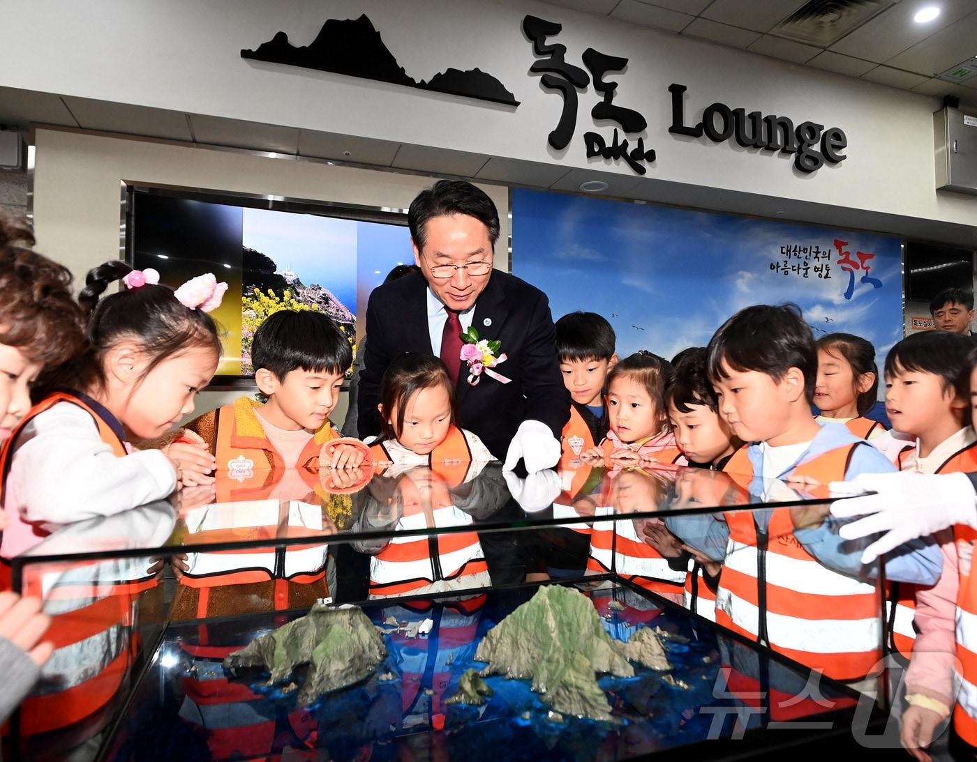 본문 이미지 - 유정복 인천광역시장이 25일 센트럴파크역에서 열린 '센트럴파크(재외동포청)역 독도 라운지 개소식'에서 어린이들과 독도 조형물을 살펴보고 있다.(인천시 제공) /뉴스1