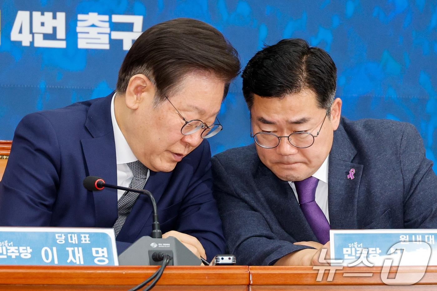 본문 이미지 - 이재명 더불어민주당 대표(왼쪽)와 박찬대 원내대표가 28일 오전 서울 여의도 국회에서 열린 최고위원회의에서 대화하고 있다. 2024.10.28/뉴스1 ⓒ News1 안은나 기자