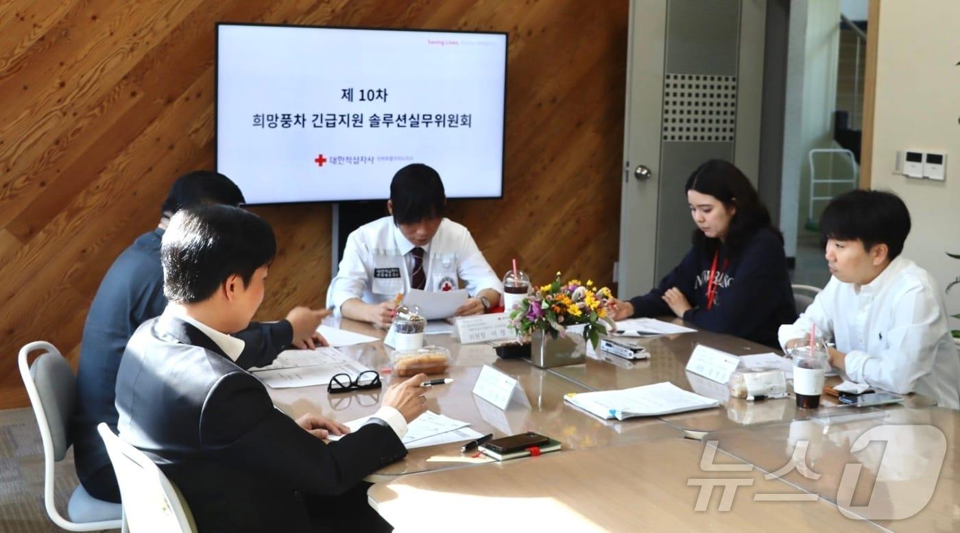 본문 이미지 - 대한적십자사 전북자치도지사는 28일 2024년도 제10차 긴급지원 솔루션실무위원회를 통해 도내 위기가정을 대상으로 700여만원을 긴급지원하기로 결정했다. 사진은 위원회 회의 모습.(대한적십자사 전북지사 제공) 2024.10.28/뉴스1