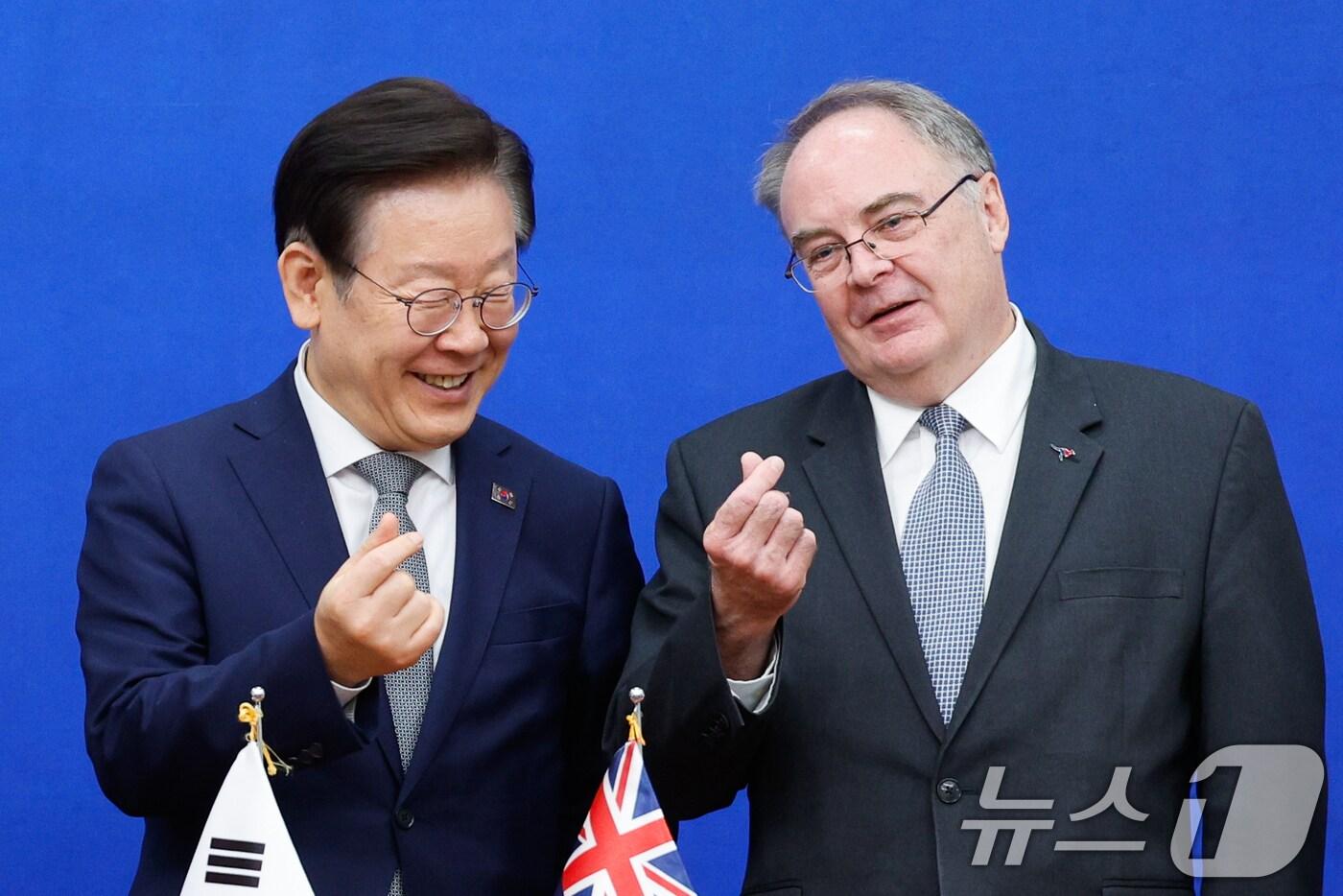 이재명 더불어민주당 대표가 28일 서울 여의도 국회에서 제프 로빈슨(Jeff Robinson) 주한호주대사를 접견하며 기념 촬영하고 있다. 2024.10.28/뉴스1 ⓒ News1 안은나 기자