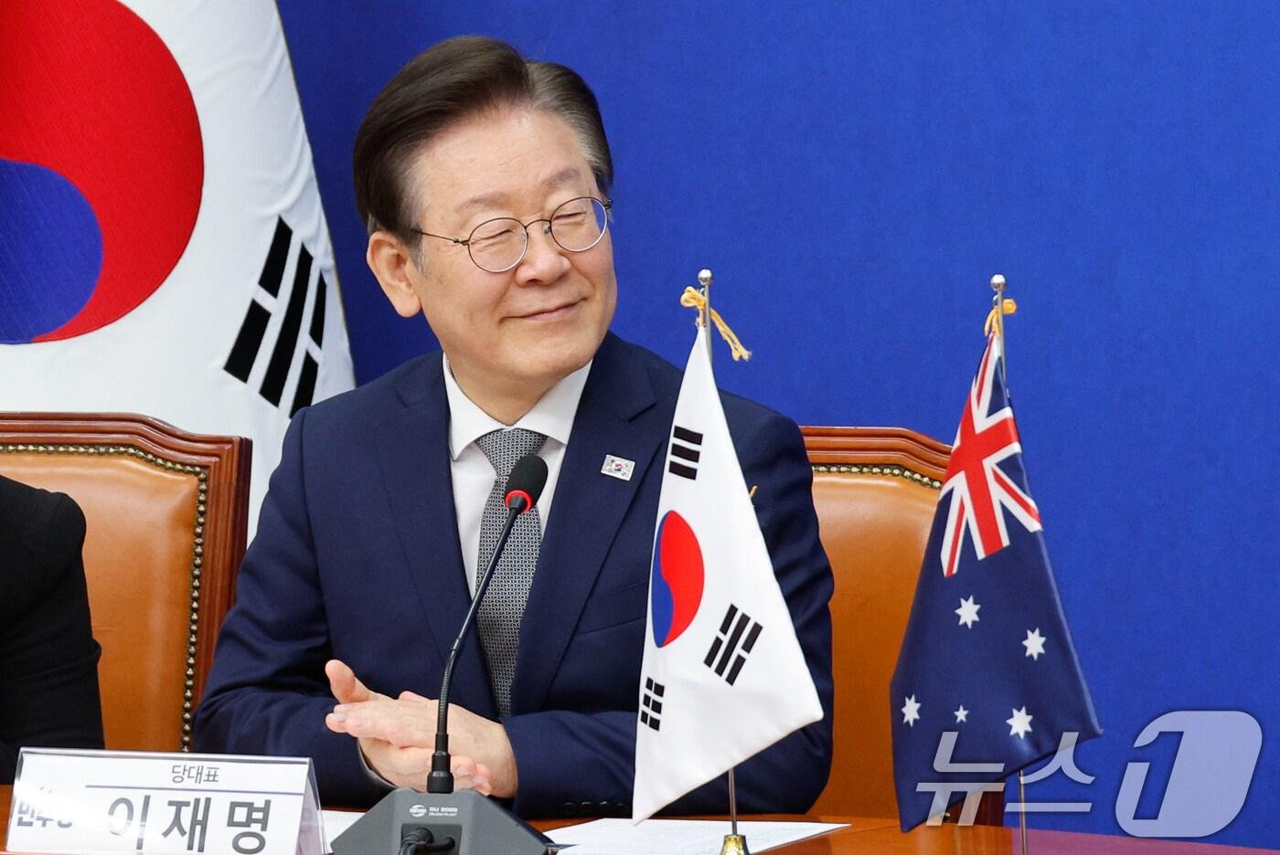 이재명 더불어민주당 대표가 28일 서울 여의도 국회에서 제프 로빈슨(Jeff Robinson) 주한호주대사를 접견하며 손뼉치고 있다. 2024.10.28/뉴스1 ⓒ News1 안은나 기자