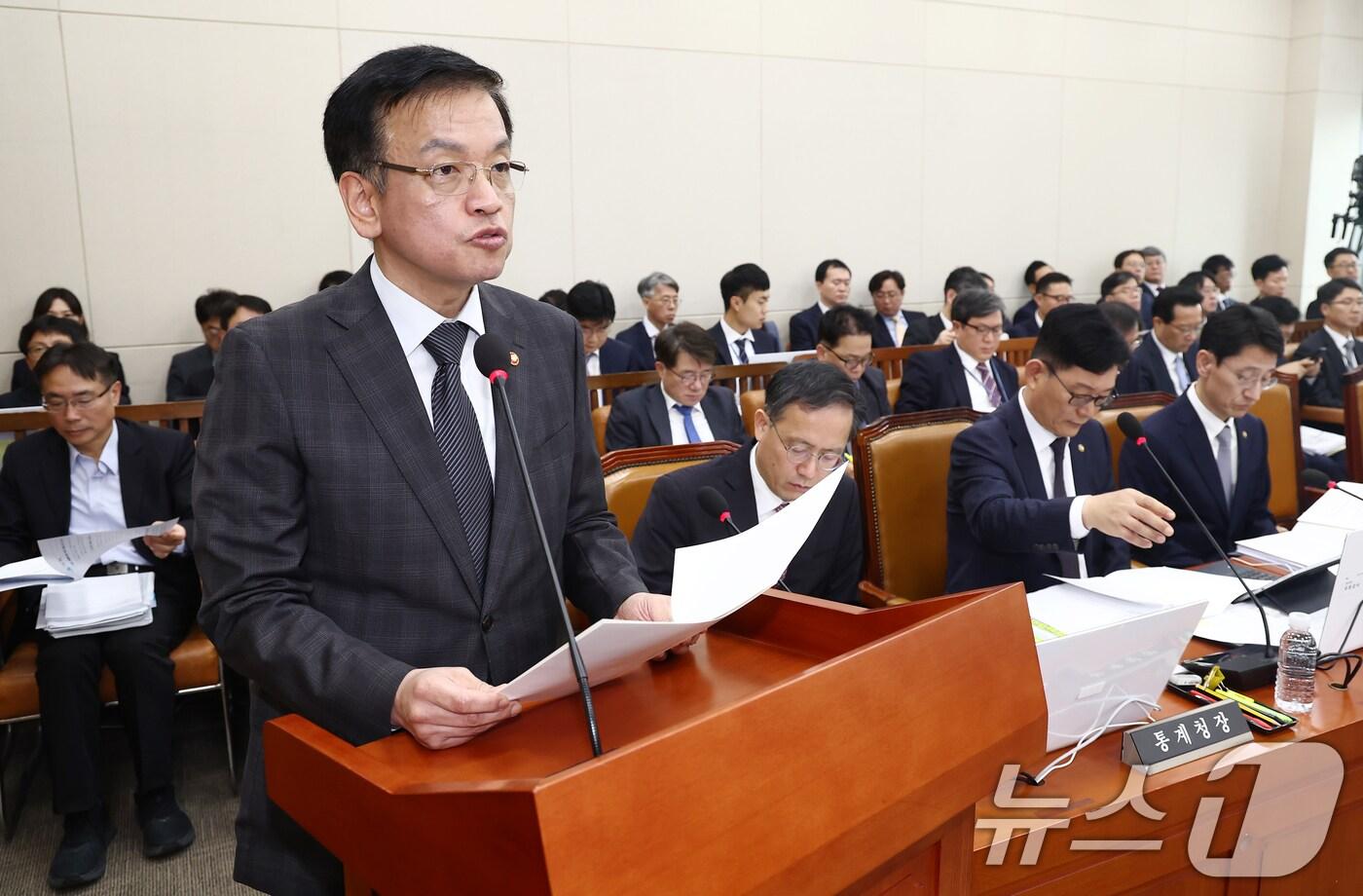 본문 이미지 - 최상목 경제부총리 겸 기획재정부 장관이 28일 오전 서울 여의도 국회 기획재정위원회에서 열린 기획재정부 등에 대한 종합 국정감사에서 업무 보고를 하고 있다. 2024.10.28/뉴스1 ⓒ News1 김민지 기자