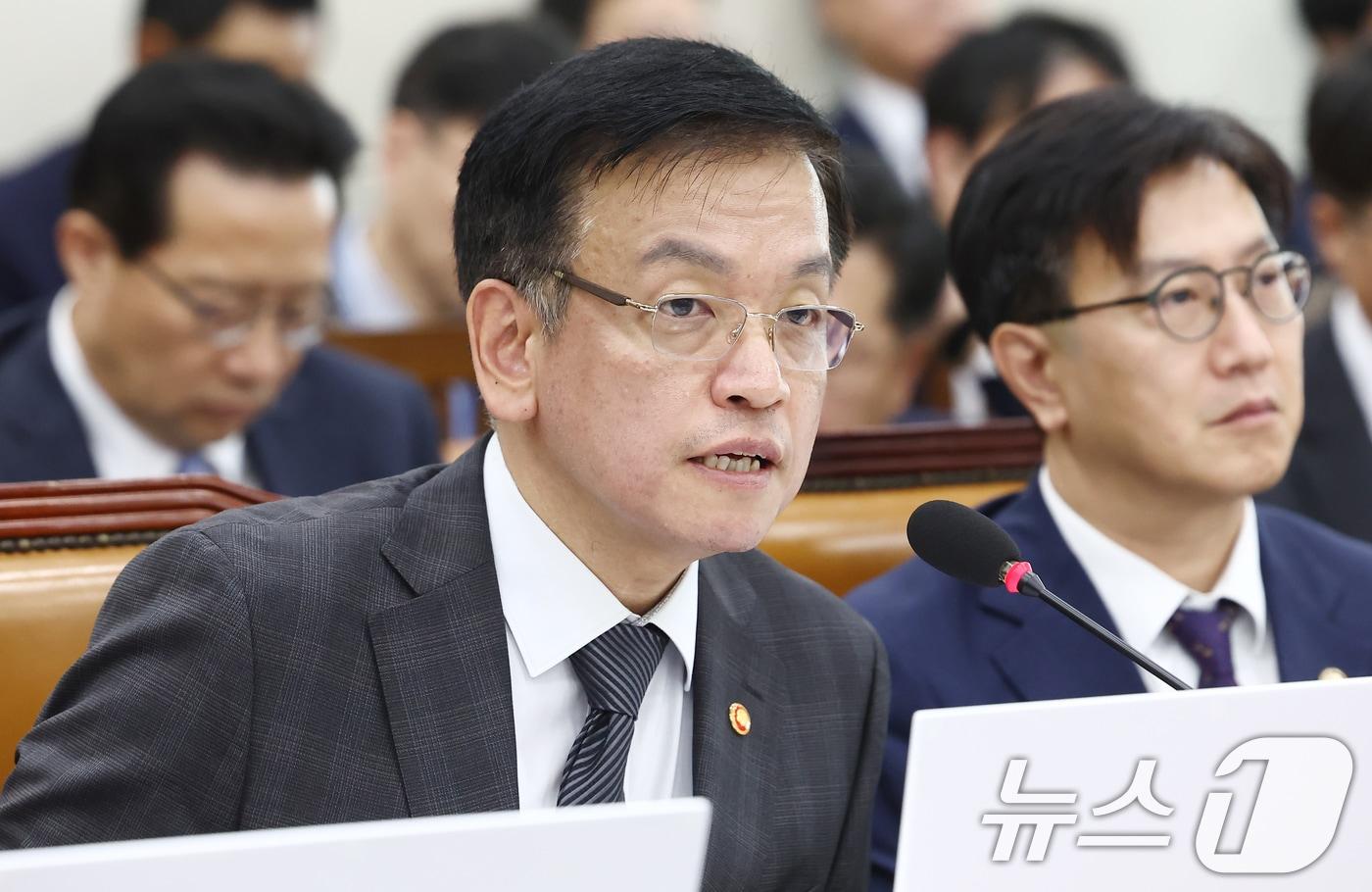 본문 이미지 - 최상목 경제부총리 겸 기획재정부 장관이 28일 오전 서울 여의도 국회 기획재정위원회에서 열린 기획재정부 등에 대한 종합 국정감사에서 의원 질의에 답변하고 있다. 2024.10.28/뉴스1 ⓒ News1 김민지 기자