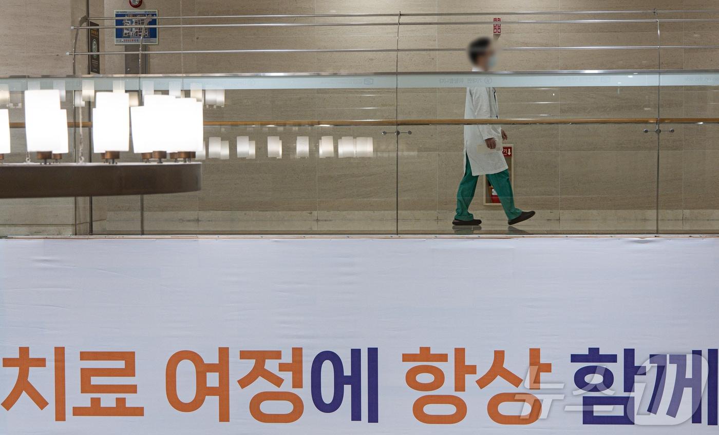 본문 이미지 - 서울의 한 대학병원에서 의료진들이 발걸음을 옮기고 있다.  ⓒ 뉴스1 이재명 기자