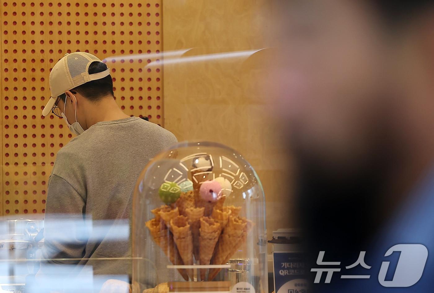 본문 이미지 - 서을 시내의 한 카페에서 일하는 아르바이트생. 2024.10.28/뉴스1 ⓒ News1 김진환 기자