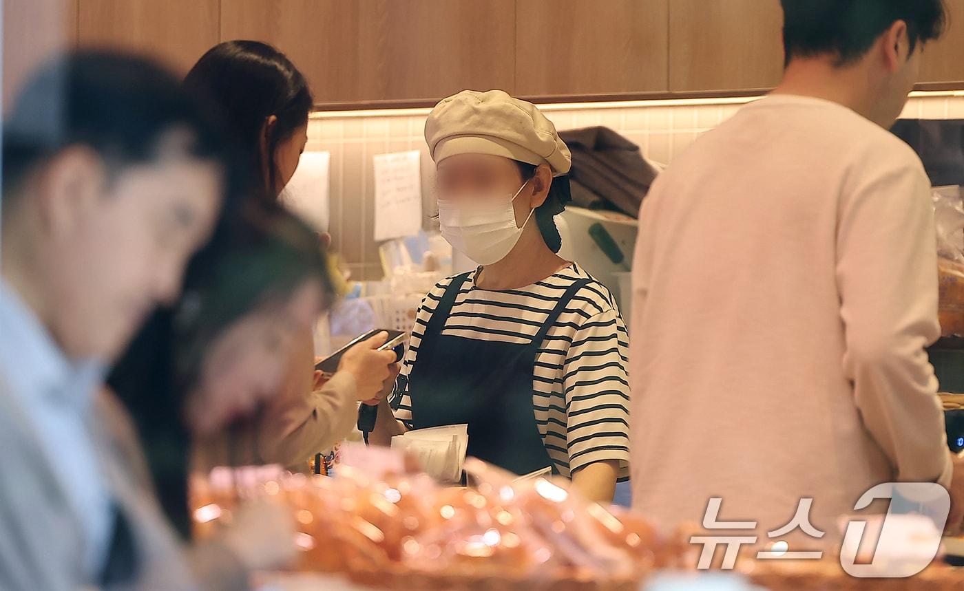 서을 시내의 한 베이커리에서 아르바이트생이 계산하는 모습. /뉴스1 ⓒ News1 김진환 기자