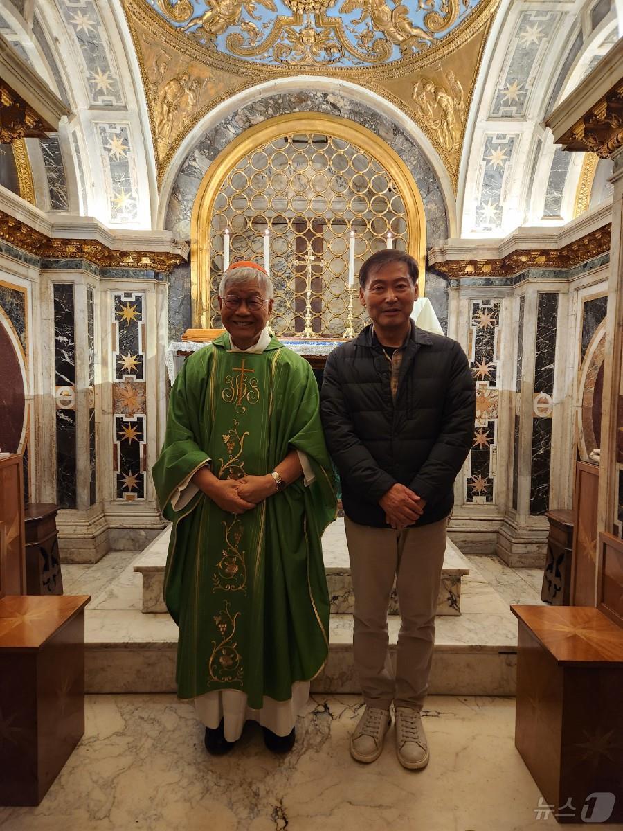 본문 이미지 - 28일 전춘성 전북자치도 진안군수(오른쪽)가 로마 교황청 유흥식 성지자성 장관을 만나고 있다.(진안군제공)2024.10.28/뉴스1