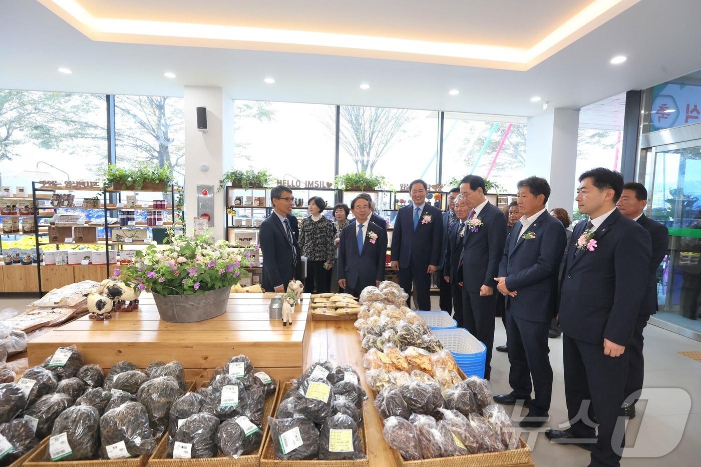 28일 전북자치도 임실군 옥정호 출렁다리 일원에 카페와 치즈‧로컬푸드를 판매하는 임실N치즈하우스가 문을 열었다.(임실군제공)2024.10.28/뉴스1