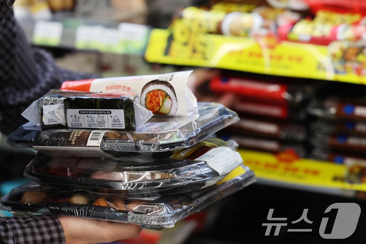 원재료 상승과 배달비 가중 등 외식 물가가 고공행진을 이어가고 있는 가운데 편의점 도시락까지 7000원대에 육박하면서 '런치플레이션'(런치+인플레이션) 현상이 심화되고 있다. 사진은 서울 시내 한 편의점에서 고객이 도시락을 고르는 모습. /뉴스1 ⓒ News1 황기선 기자