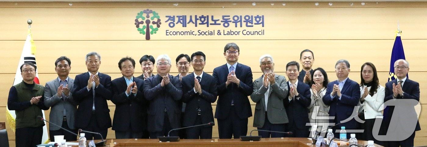 권기섭 경제사회노동위원회 위원장(왼쪽 아홉번째)이 28일 오전 서울 종로구 경사노위 대회의실에서 열린 '교원 근무시간면제심의 위원회 12차 전원회의'에서 최종 의결 이후 위원들과 기념촬영을 하고 있다. 이날 참석 위원 전원의 찬성으로 공무원에 이어 교원의 근무시간 면제(타임오프) 제도에 대한 한도를 의결했다. (경사노위 제공) 2024.10.28/뉴스1