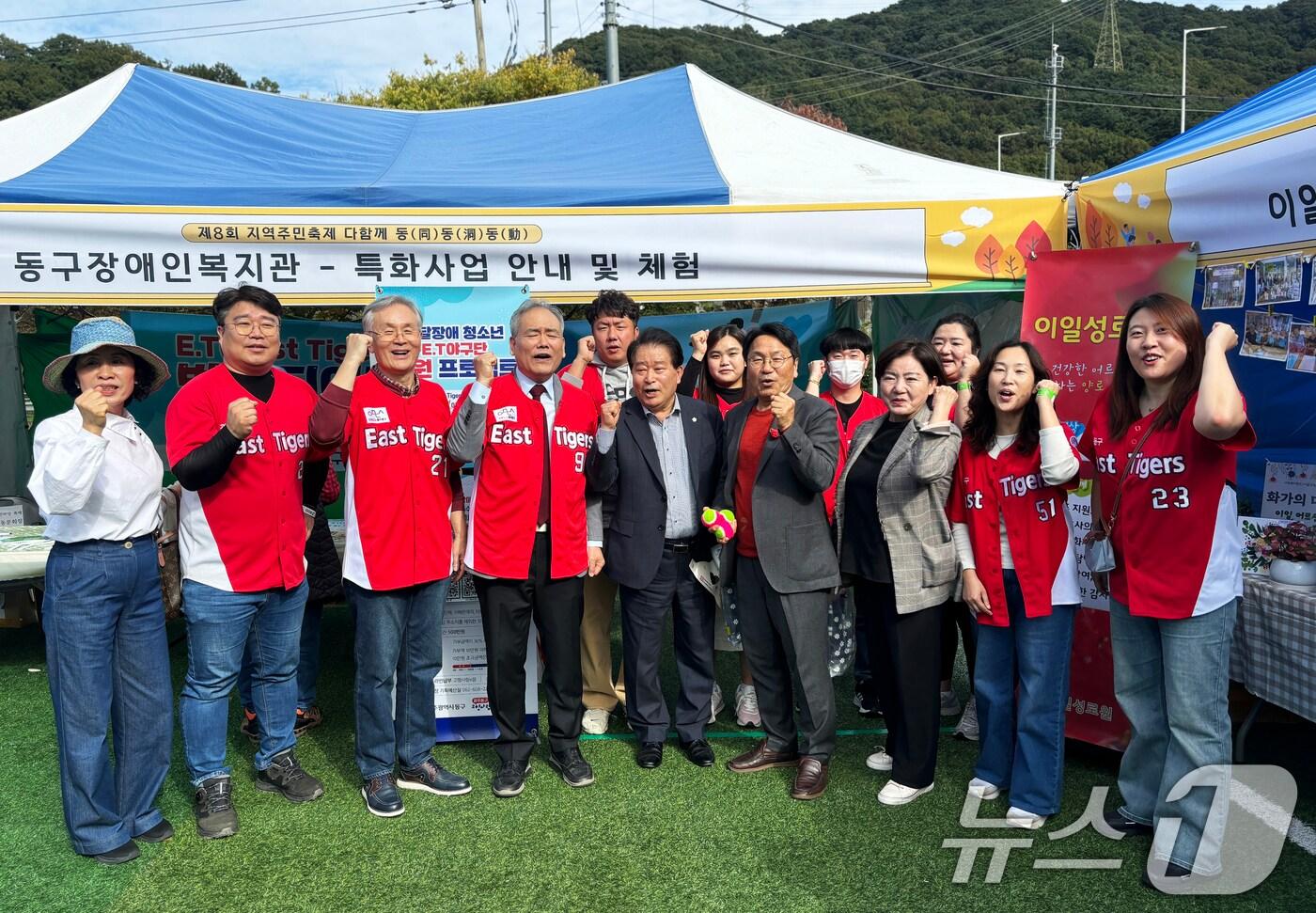본문 이미지 - 강기정 광주시장이 26일 동구 지역주민축제 '다함께 동동동'에 참석해 전국 최초의 발달장애인 야구단인 'E.T(East Tigers) 야구단'을 응원하고 있다.(동구장애인복지관 제공)2024.10.28/뉴스1 ⓒ News1