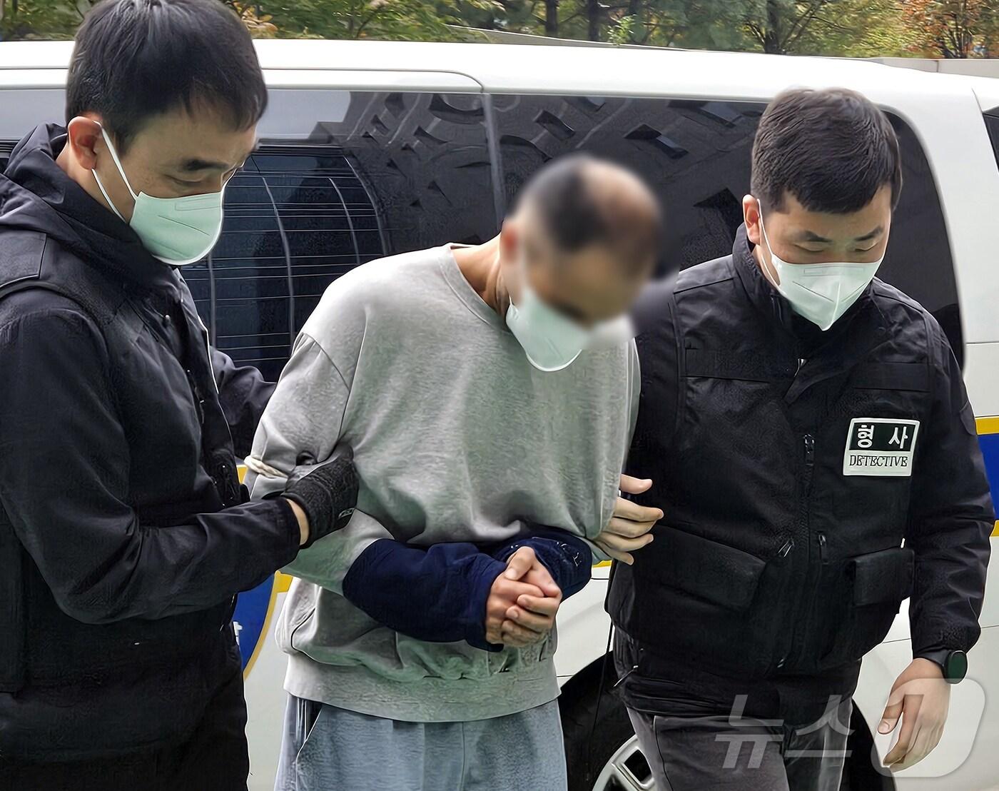 본문 이미지 - 충북 청주시 흥덕구의 한 아파트에서 말다툼 끝에 이혼한 전처에게 흉기를 휘둘러 숨지게 한 혐의를 받는 이집트인 A(34)씨가  청주지방법원에서 열린 구속 전 피의자 심문(영장실질심사)에 출석하고 있다. /뉴스1 ⓒ News1 이재규 기자