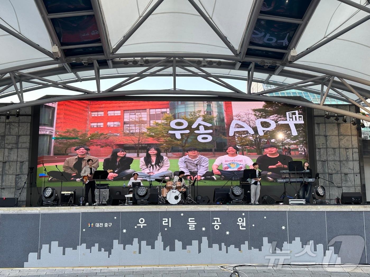 본문 이미지 - 우송정보대학 글로벌실용예술학부 실용음악 전공 학생들이 지역대학 실용음악 D-LIVE 연합공연을 하고 있다.&#40;우송정보대학 제공&#41;/뉴스1