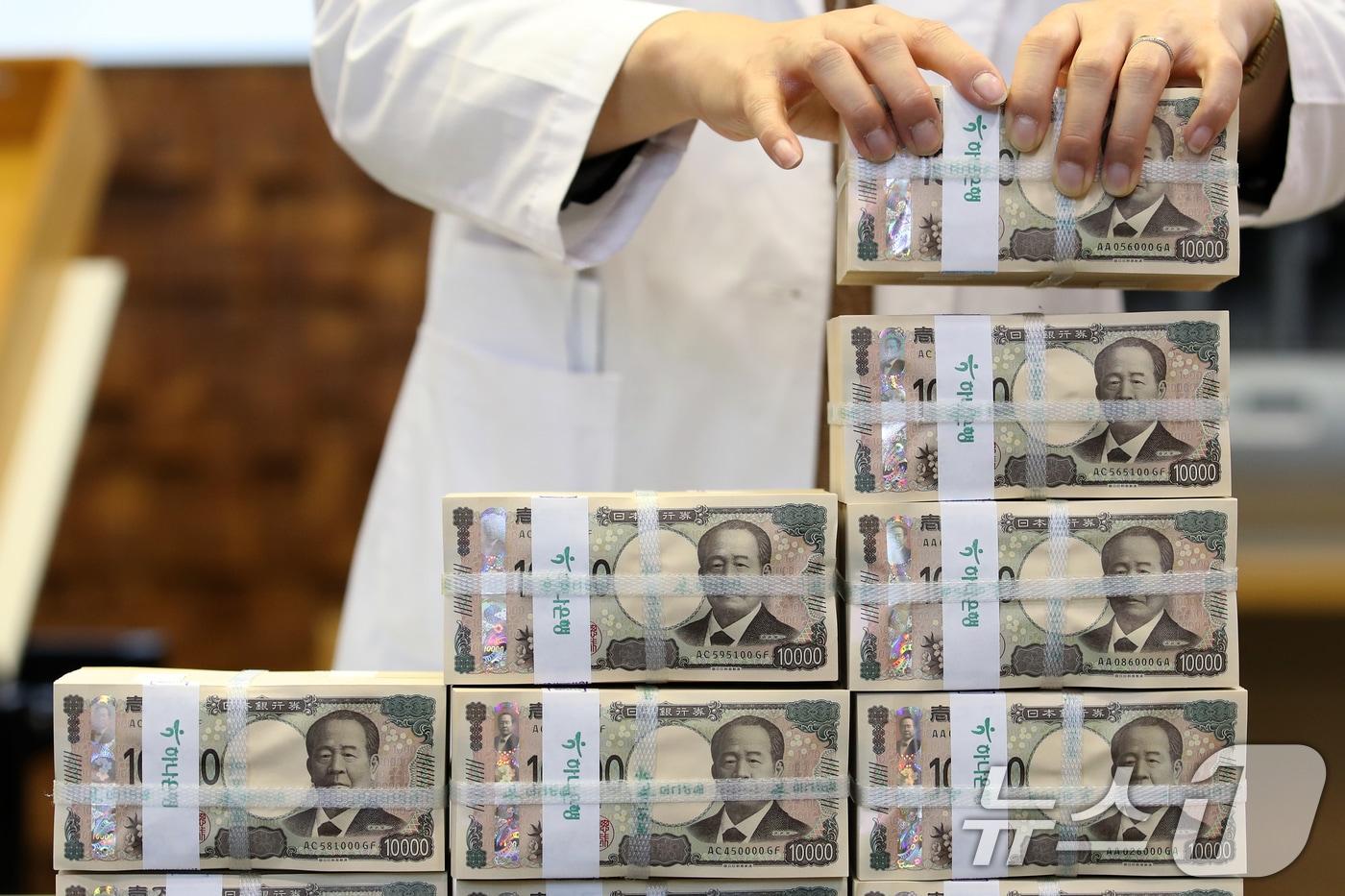 서울 중구 하나은행 위변조대응센터에서 직원이 엔화를 정리하고 있다. 2024.10.28/뉴스1 ⓒ News1 오대일 기자 &lt;자료사진&gt;