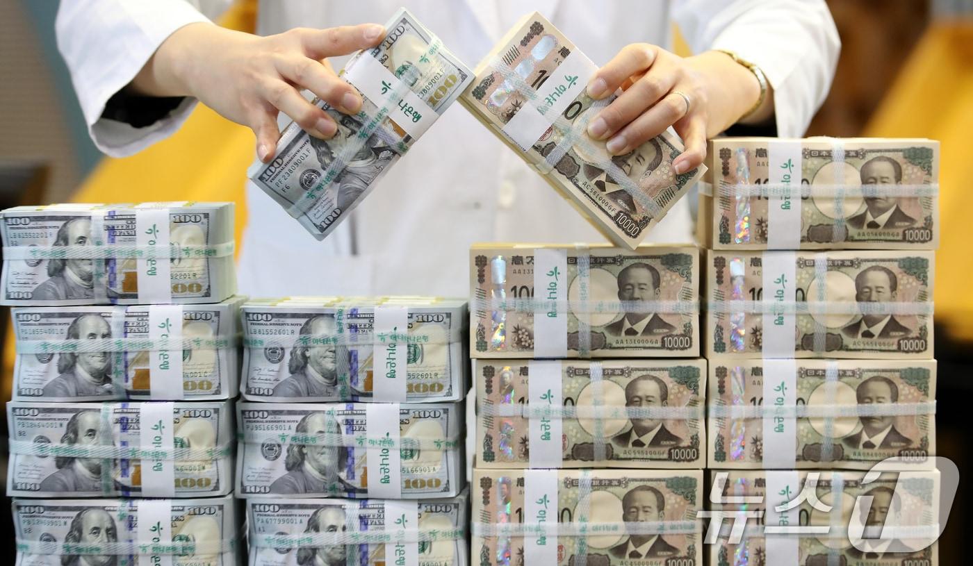 서울 중구 하나은행 위변조대응센터에서 직원이 달러와 엔화를 정리하고 있다.  2024.10.28/뉴스1 ⓒ News1 오대일 기자