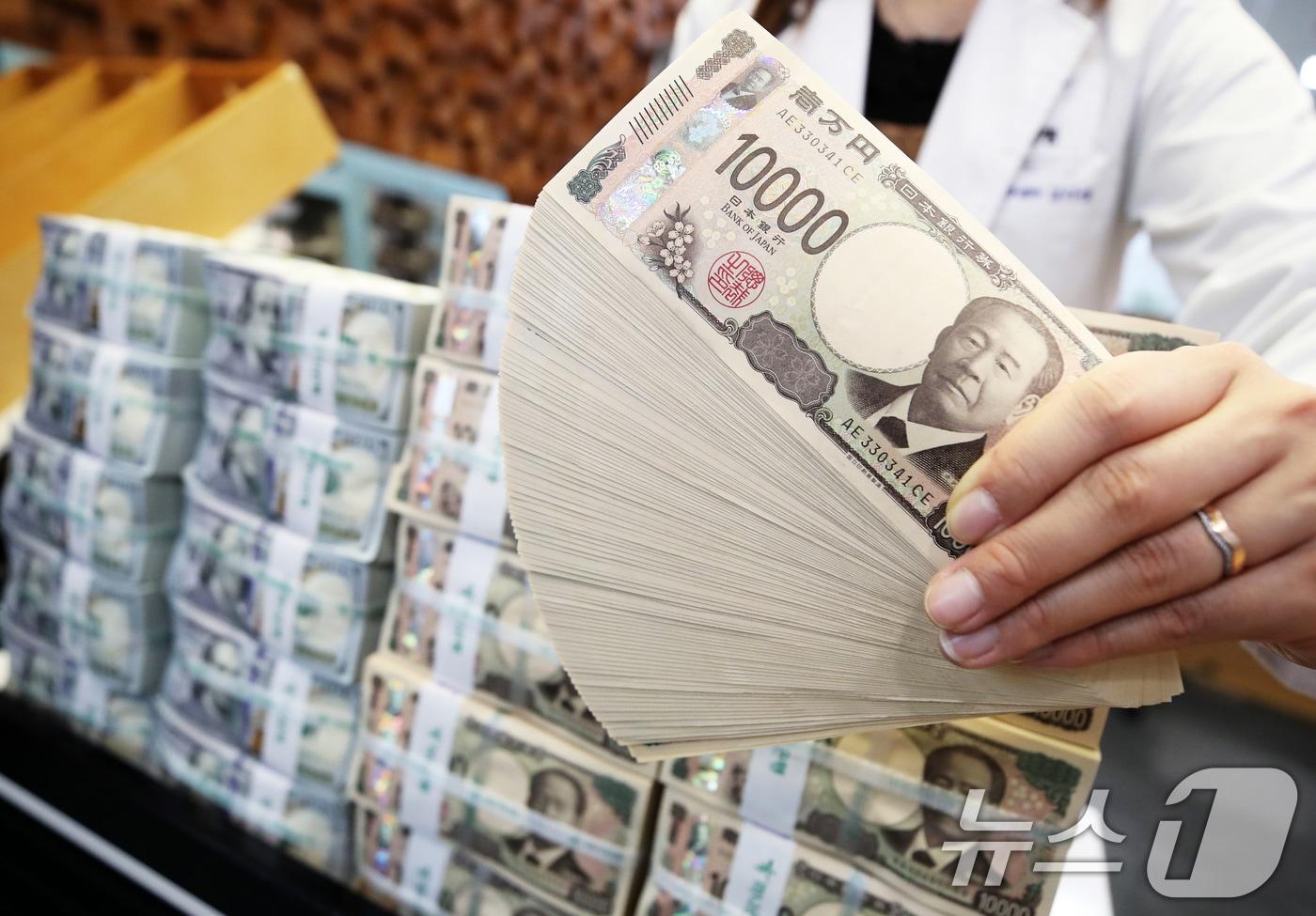 28일 서울 중구 하나은행 위변조대응센터에서 직원이 엔화를 정리하고 있다. 2024.10.28/뉴스1 ⓒ News1 오대일 기자