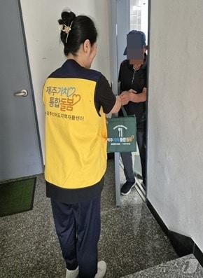 본문 이미지 - 제주통합돌봄서비스 중 하나인 도시락 배달&#40;제주도 제공&#41;/뉴스1