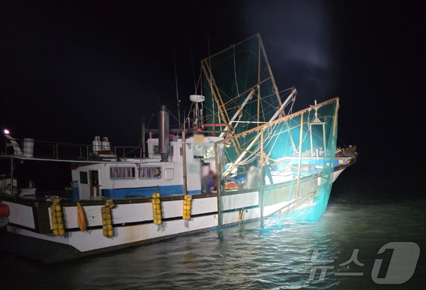 본문 이미지 - 지난 23일 오후 9시 45분쯤 전남 여수시 삼산면 광도 북쪽 약 500m 해상에서 불법 새우잡이 어선을 해경이 쫓고 있다.(여수해경 제공)2024.10.28/뉴스1