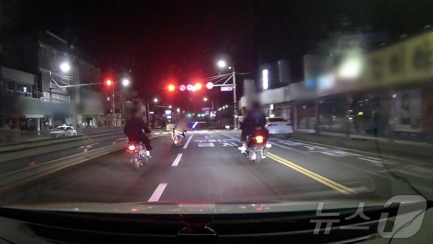 경찰이 지난달 4일 오후 경남 창원시 마산합포구 진동면 일대 도로에서 번호판이 없는 오토바이 4대에 나눠 타고 위험 운전을 한 혐의를 받는 오토바이 폭주족을 추격하고 있는 모습(경남경찰청 제공).