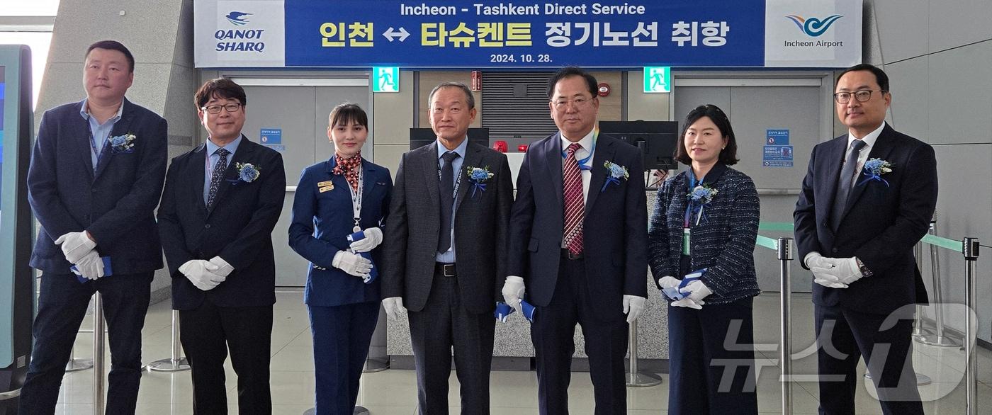본문 이미지 - 28일 인천공항 제1여객터미널에서에서 열린 카놋샤크항공의 취항 기념행사에서 인천국제공항공사 이수태 항공마케팅팀장(왼쪽 두 번 째), 카놋샤크항공 Pak Moisey(팍 모이세이) 사장(왼쪽 네 번 째) 및 관계자들이 기념촬영을 하고 있다.(인천공항공사 제공) /뉴스1