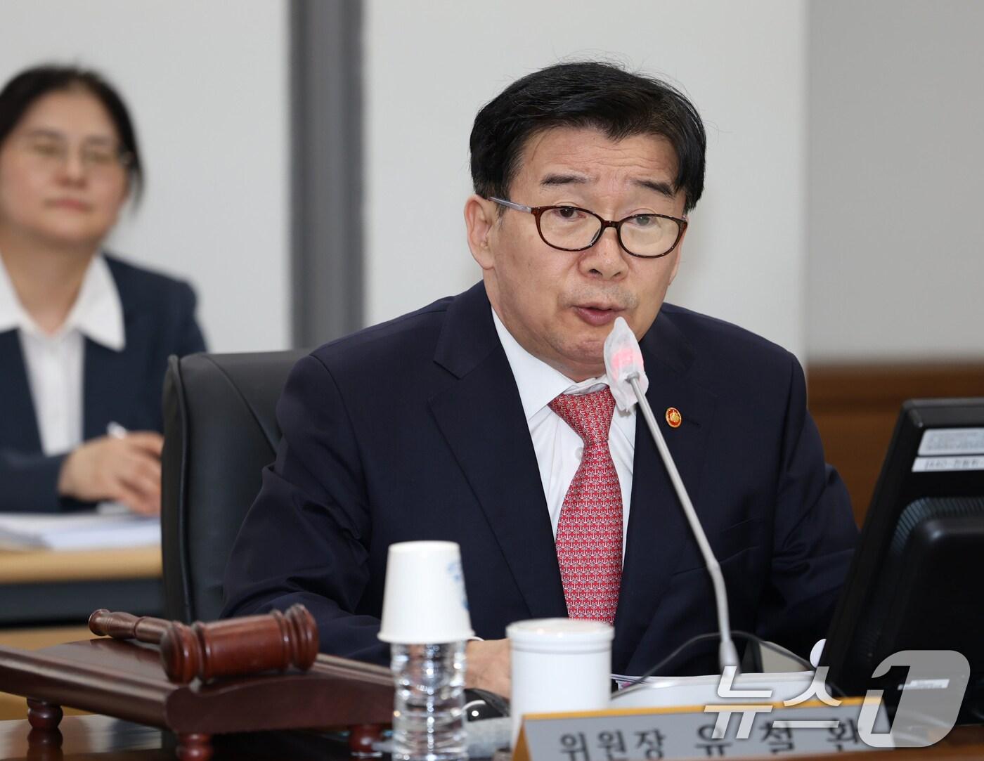 본문 이미지 - 유철환 국민권익위원장이 28일 세종시 정부세종청사 전원위 심의실에서 열린 2024년 제20차 전원위원회에서 발언하고 있다. (국민권익위원회 제공) 2024.10.28/뉴스1