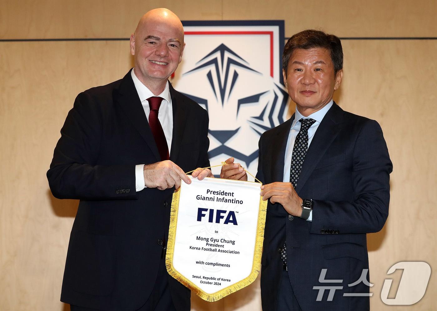 잔니 인판티노 국제축구연맹(FIFA) 회장(왼쪽)과 정몽규 대한축구협회장. 뉴스1 ⓒ News1 박세연 기자
