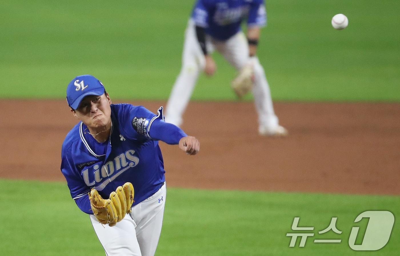 본문 이미지 - 28일 오후 광주 기아챔피언스필드에서 열린 프로야구 '2024 신한 SOL 뱅크 KBO 포스트시즌' 한국시리즈 5차전 삼성 라이온즈와 KIA 타이거즈의 경기에서 삼성 이승현이 역투하고 있다. 2024.10.28/뉴스1 ⓒ News1 임세영 기자