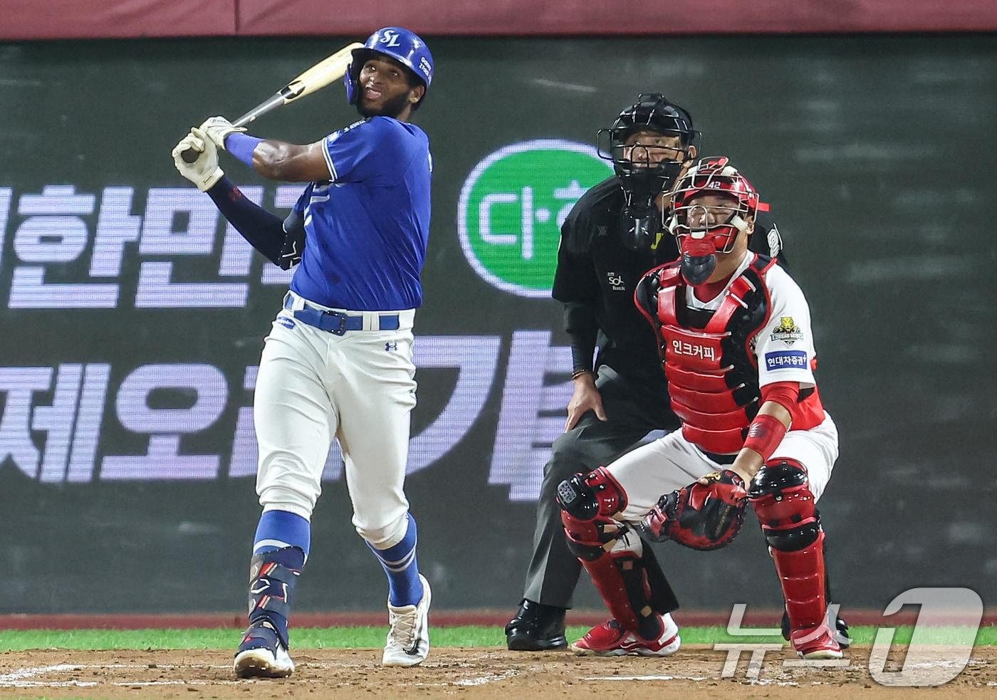 28일 오후 광주 북구 기아챔피언스필드에서 열린 프로야구 '2024 신한 SOL 뱅크 KBO 포스트시즌' 한국시리즈 5차전 삼성 라이온즈와 기아 타이거즈의 경기, 3회초 2사 1루 상황에서 삼성 디아즈가 2점 홈런을 치고 타구를 바라보고 있다. 2024.10.28/뉴스1 ⓒ News1 김도우 기자