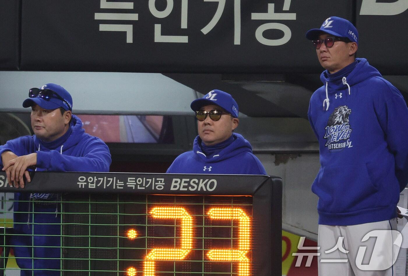 본문 이미지 - 28일 오후 광주 기아챔피언스필드에서 열린 프로야구 '2024 신한 SOL 뱅크 KBO 포스트시즌' 한국시리즈 5차전 삼성 라이온즈와 KIA 타이거즈의 경기, 5회말 삼성 박진만 감독이 경기를 바라보고 있다. 2024.10.28/뉴스1 ⓒ News1 장수영 기자