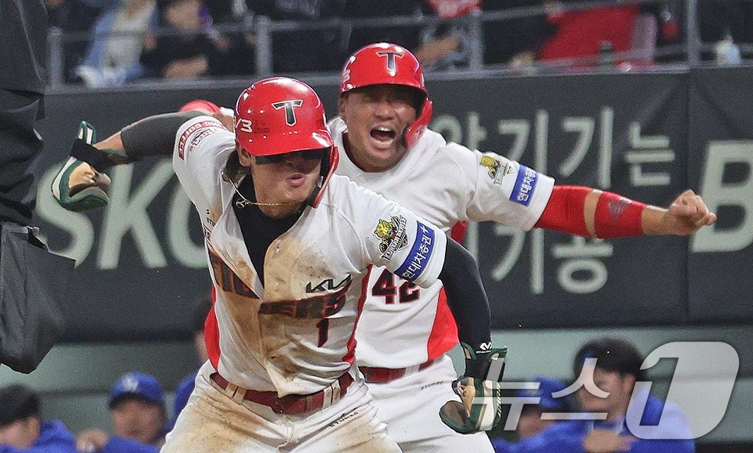 본문 이미지 - 28일 오후 광주 기아챔피언스필드에서 열린 프로야구 '2024 신한 SOL 뱅크 KBO 포스트시즌' 한국시리즈 5차전 삼성 라이온즈와 KIA 타이거즈의 경기, 5회말 KIA 공격 2사 만루 상황에서 삼성 김윤수의 폭투로 동점을 만든 3루주자 김태군과 2루주자 박찬호가 포효하고 있다. 2024.10.28/뉴스1 ⓒ News1 장수영 기자