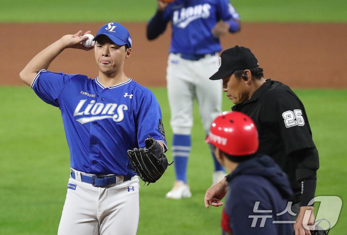 28일 오후 광주 기아챔피언스필드에서 열린 프로야구 '2024 신한 SOL 뱅크 KBO 포스트시즌' 한국시리즈 5차전 삼성 라이온즈와 KIA 타이거즈의 경기, 5회말 2사 만루 상황 삼성 김윤수가 폭투로 동점을 허용하고 아쉬워하고 있다. 2024.10.28/뉴스1 ⓒ News1 임세영 기자
