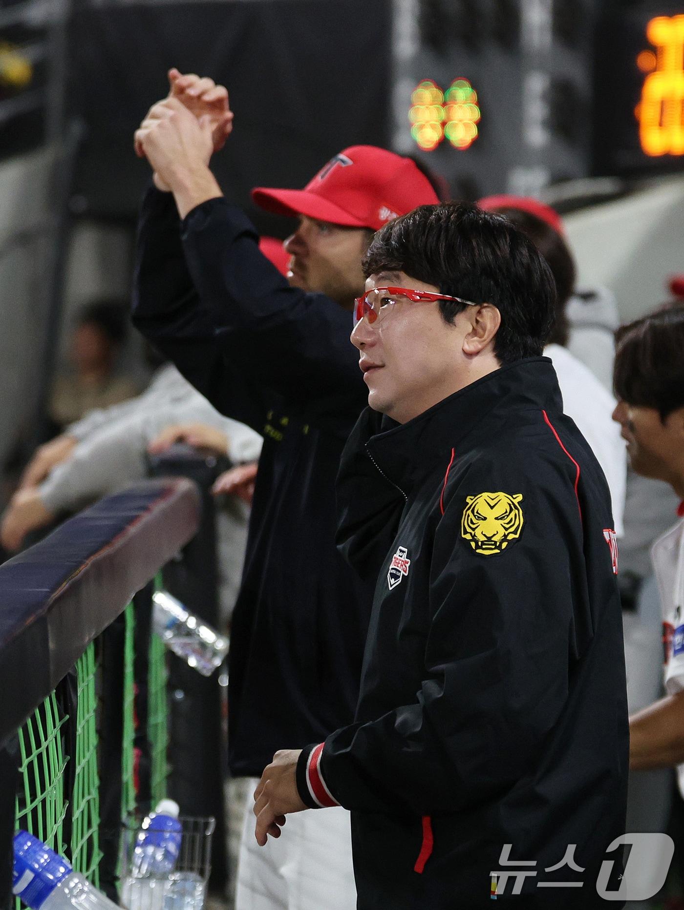 본문 이미지 - 28일 오후 광주 기아챔피언스필드에서 열린 프로야구 '2024 신한 SOL 뱅크 KBO 포스트시즌' 한국시리즈 5차전 삼성 라이온즈와 KIA 타이거즈의 경기, 6회말 KIA 공격 1사 1, 3루 상황에서 KIA가 김태군의 적시타로 역전하자 양현종이 그라운드를 바라보고 있다. 2024.10.28/뉴스1 ⓒ News1 장수영 기자