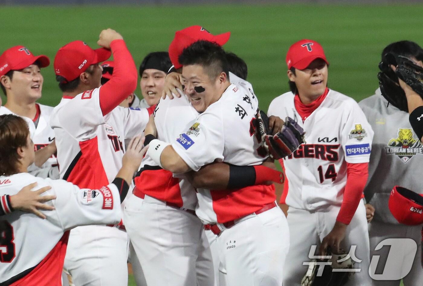 본문 이미지 - 28일 오후 광주 기아챔피언스필드에서 열린 프로야구 '2024 신한 SOL 뱅크 KBO 포스트시즌' 한국시리즈 5차전 삼성 라이온즈와 KIA 타이거즈의 경기에서 7대5으로 승리하며 시리즈 전적 4대1로 통합 우승을 차지한 KIA 선수들이 자축하고 있다. 2024.10.28/뉴스1 ⓒ News1 임세영 기자