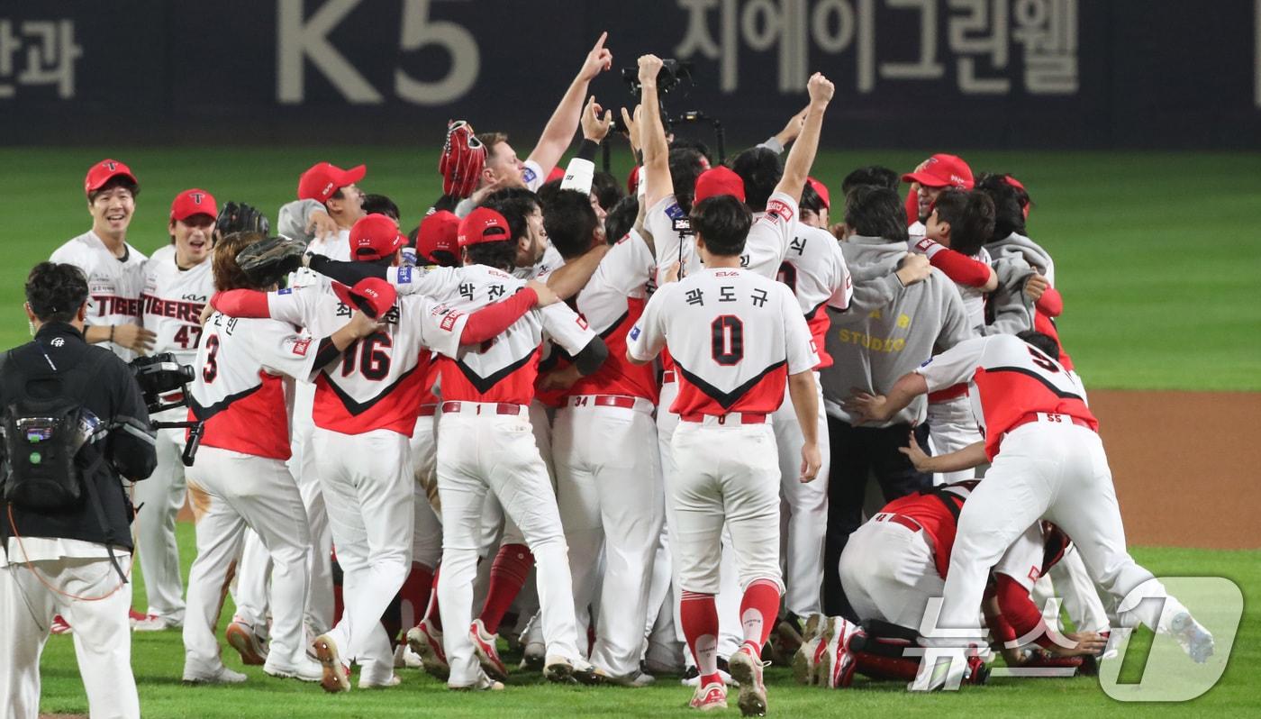 본문 이미지 - 28일 오후 광주 기아챔피언스필드에서 열린 프로야구 '2024 신한 SOL 뱅크 KBO 포스트시즌' 한국시리즈 5차전 삼성 라이온즈와 KIA 타이거즈의 경기에서 7대5로 승리하며 시리즈 전적 4대1로 통합 우승을 차지한 KIA 선수들이 자축하고 있다. 2024.10.28/뉴스1 ⓒ News1 임세영 기자