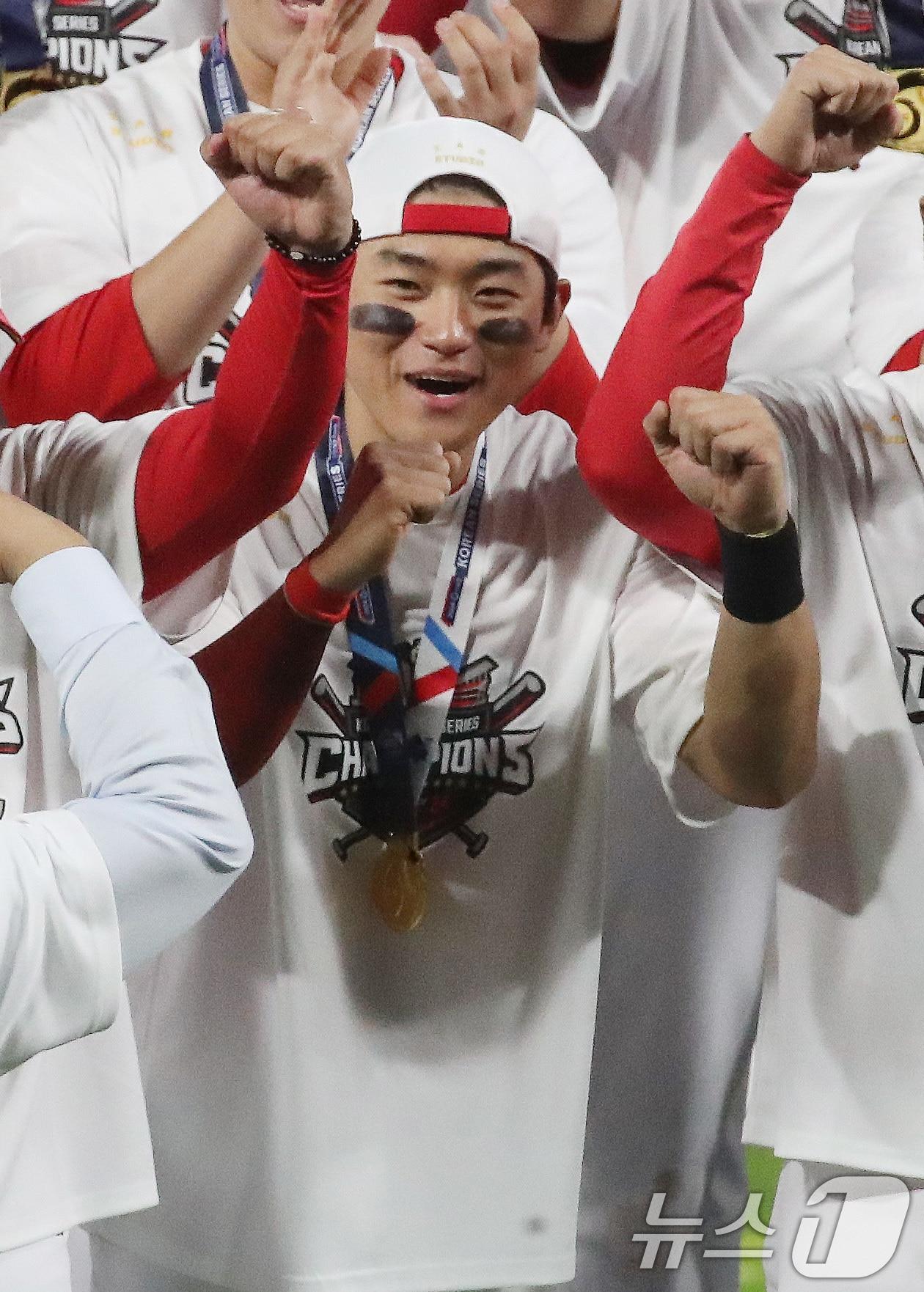 본문 이미지 - 28일 오후 광주 기아챔피언스필드에서 열린 프로야구 '2024 신한 SOL 뱅크 KBO 포스트시즌' 한국시리즈 5차전 삼성 라이온즈와 KIA 타이거즈의 경기 우승 트로피 시상식에서 KIA 김도영이 주먹을 불끈 쥐고 있다. 2024.10.28/뉴스1 ⓒ News1 임세영 기자