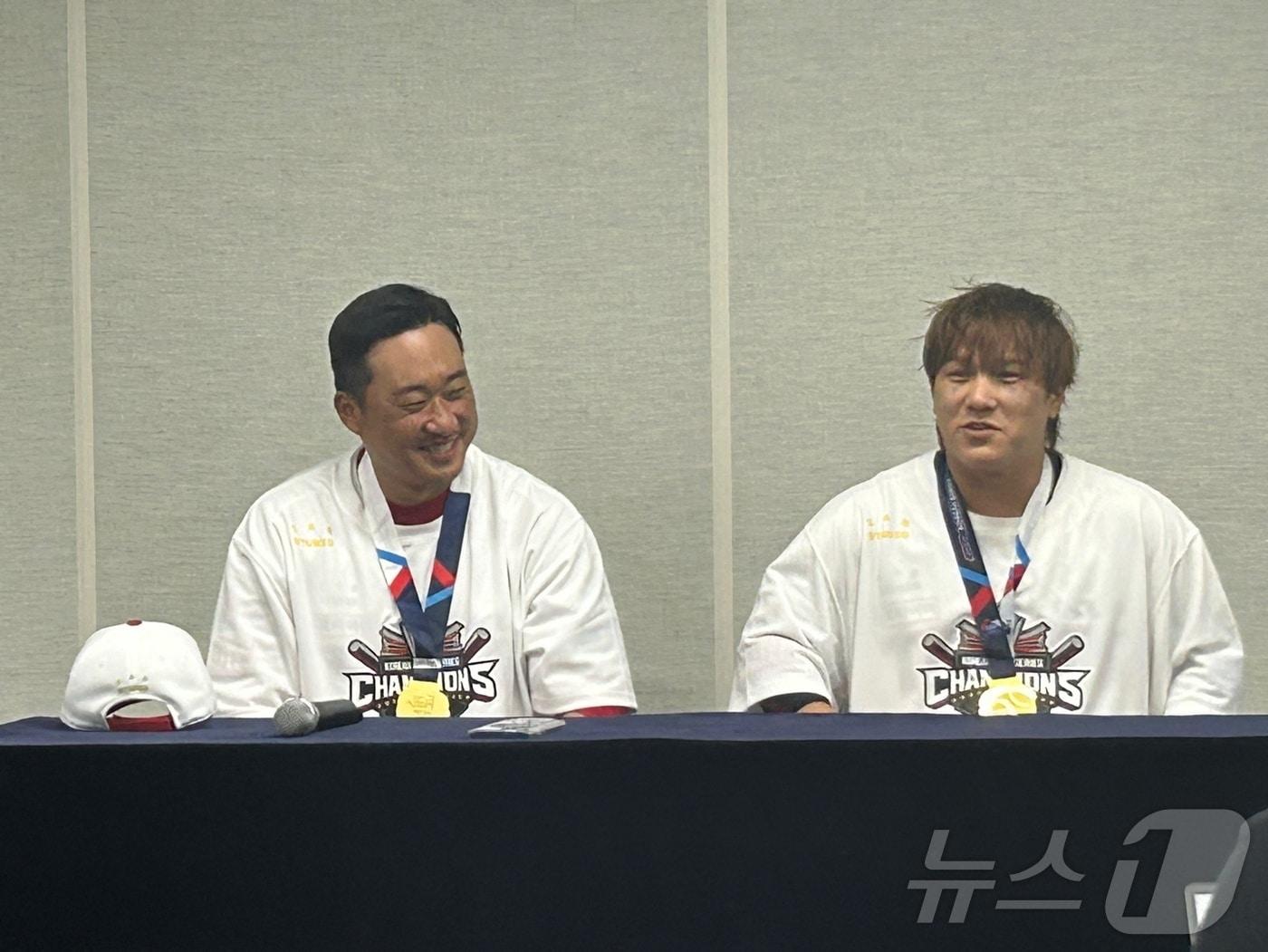본문 이미지 -  28일 광주 KIA 챔피언스필드에서 열린 삼성과 KIA의 한국시리즈 5차전에서 승리하며 우승한 KIA 김태군(왼쪽)과 김선빈이 취재진과 인터뷰를 하는 모습. 2024.10.28/뉴스1 ⓒ News1 문대현 기자 