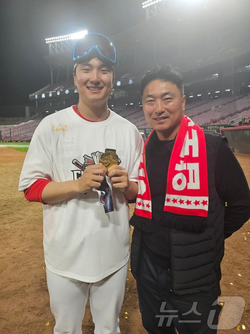 본문 이미지 - 대를 이은 우승을 확정한 정회열(오른쪽)-정해영 부자. ⓒ News1 권혁준 기자