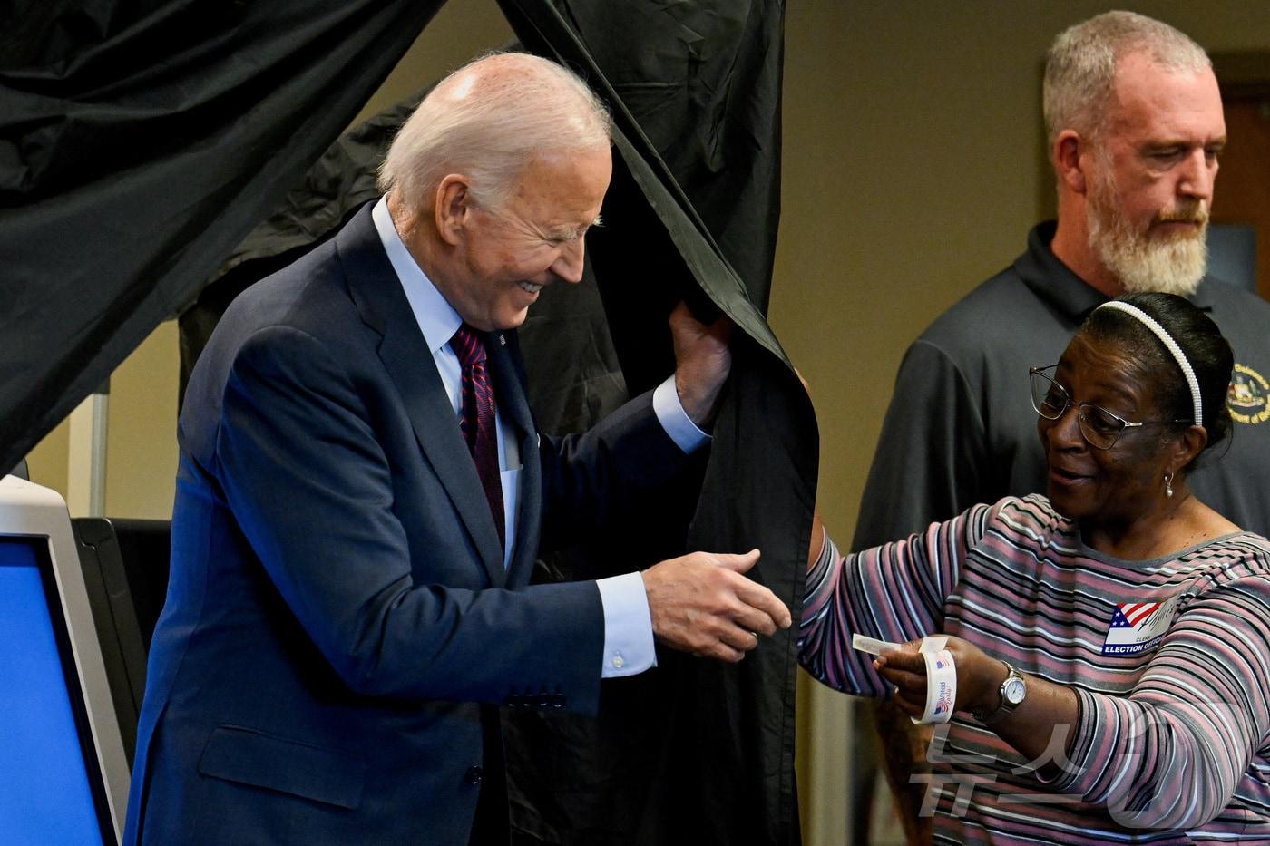 본문 이미지 - 28일(현지시간) 조 바이든 미국 대통령이 델라웨어주 뉴캐슬에서 대선 사전투표에 참여하고 있다. ⓒ 로이터=뉴스1 ⓒ News1 류정민 특파원