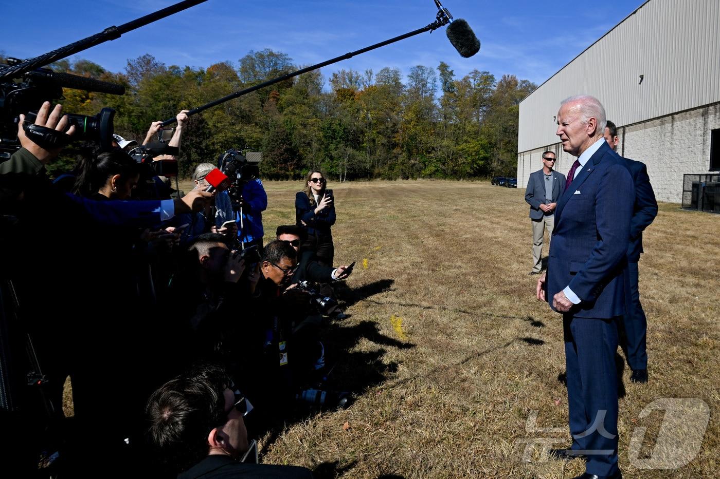본문 이미지 - 28일(현지시간) 조 바이든 미국 대통령이 델라웨어주 뉴캐슬에서 사전 투표를 마친 후 취재진과 질의응답을 하고 있다. ⓒ 로이터=뉴스1 ⓒ News1 류정민 특파원