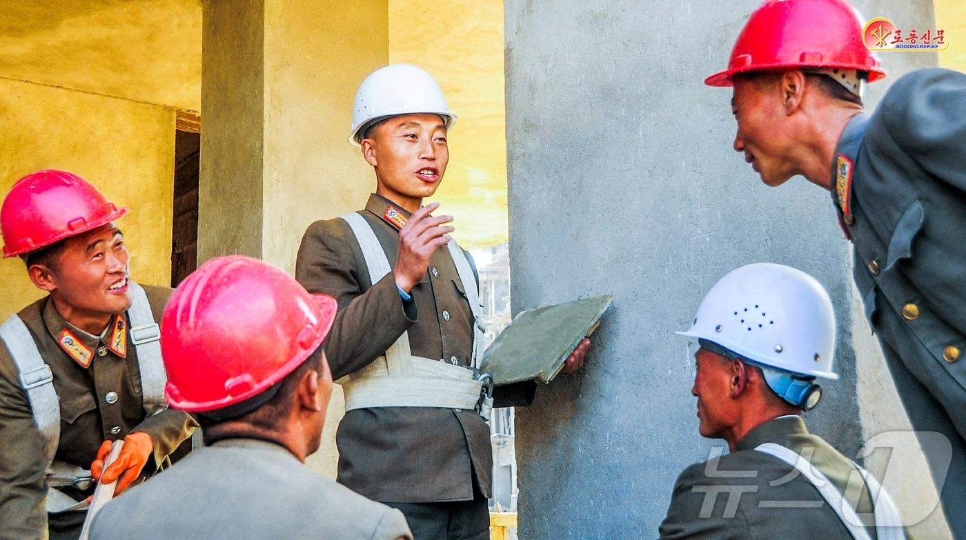 &#40;평양 노동신문=뉴스1&#41; = 평안북도 수해 지역에 파견된 인민군 장병들의 모습. &#40;자료사진&#41; [국내에서만 사용가능. 재배포 금지. DB 금지. For Use Only in the Republic of Korea. Redistribution Prohibited] rodongphoto@news1.kr