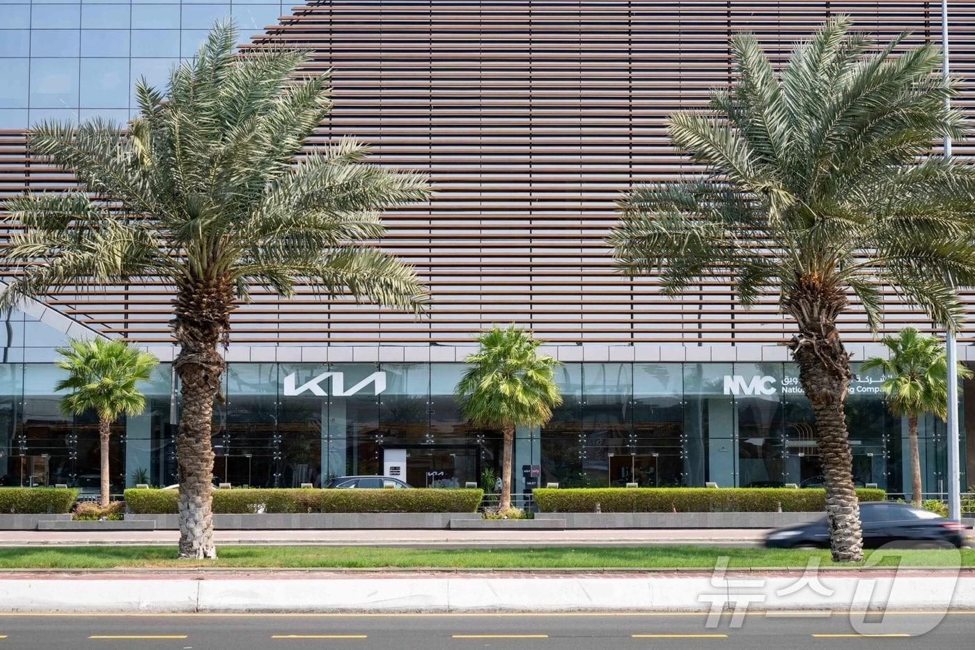 본문 이미지 - NMC 기아의 '제다-킹 압둘 아지즈 로드 쇼룸' 전경.(기아 제공) 