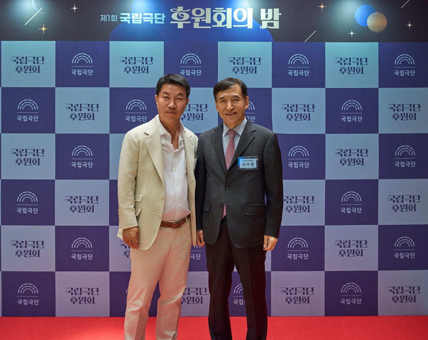 본문 이미지 - 제1회 국립극단 후원회의 밤에 참석한 곽정환 이사장(왼쪽)과 이주열 후원회 회장(국립극단 제공)