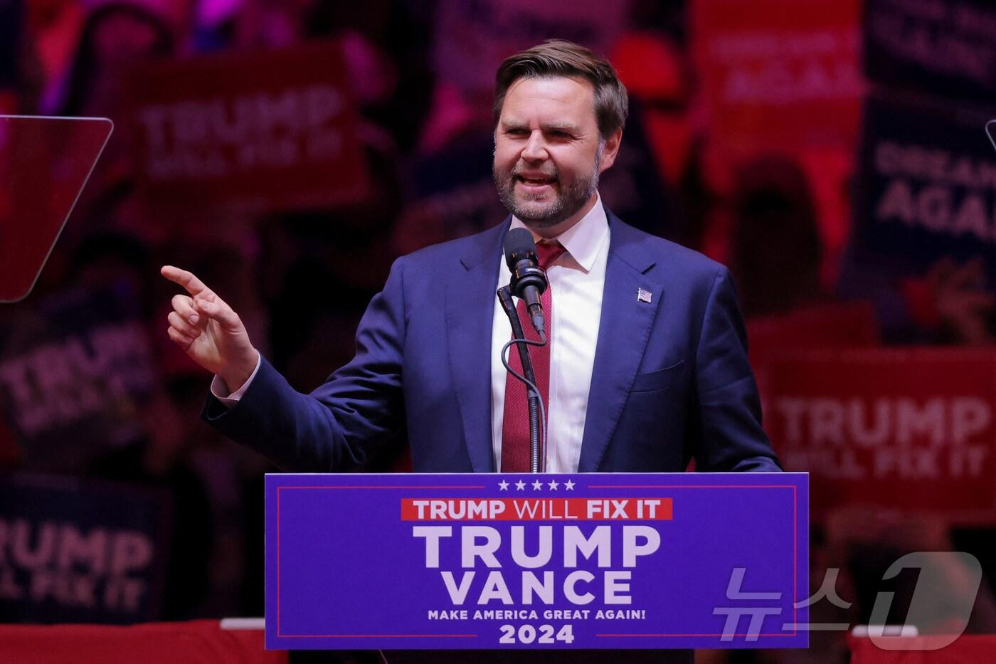 본문 이미지 - 28일(현지시간) 미국 공화당 부통령 후보인 JD 밴스 상원의원이 뉴욕의 매디슨 스퀘어 가든에서 열린 선거유세에서 연설하고 있다. 2024.10.28 ⓒ 로이터=뉴스1 ⓒ News1 김지완 기자