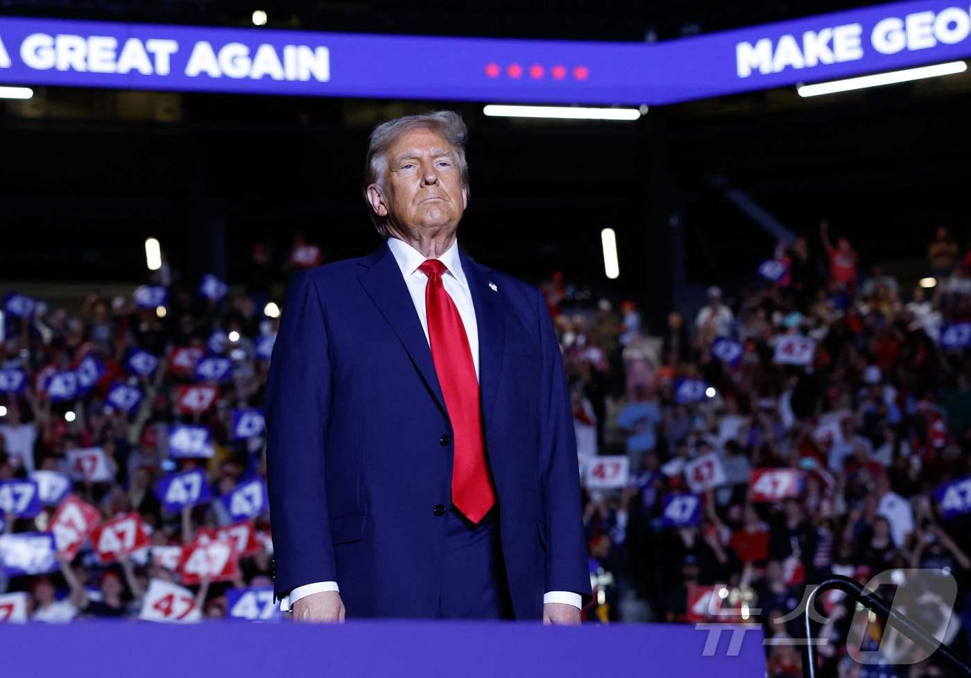 본문 이미지 - 미국 공화당 대선 후보인 도널드 트럼프 전 대통령이 28일(현지시간) 조지아주 애틀랜타에서 열린 선거 집회에 도착을 하고 있다. 2024.10.29 ⓒ AFP=뉴스1 ⓒ News1 우동명 기자