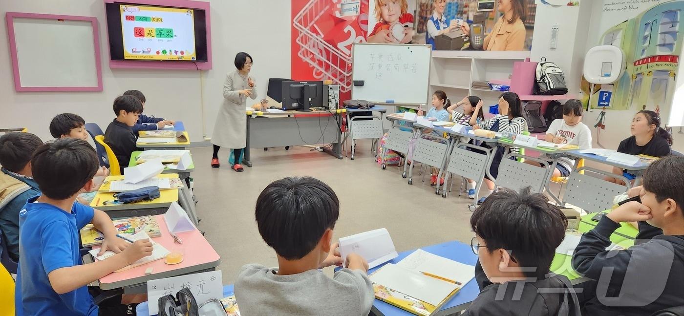 충북교육청 국제교육원은 도내 초·중학생 90여 명을 대상으로 12월까지 하반기 글로벌 학생 어학당을 운영한다.(충북교육청 제공)/뉴스1