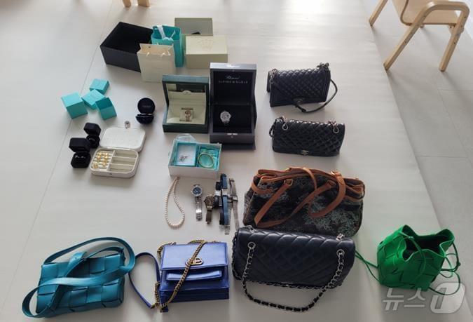 본문 이미지 - 부산시가 최근 고액 체납자의 집을 수색해 압류한 명품 시계·가방 등의 고가품(부산시청 제공)