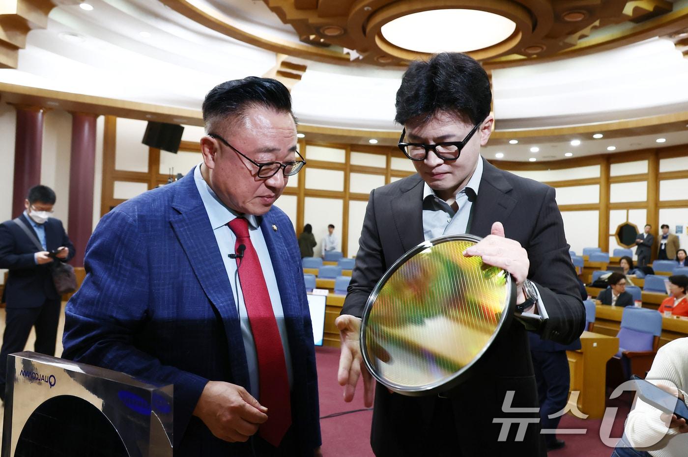 본문 이미지 - 2024년 10월 29일 당시 국민의힘 한동훈 대표가  서울 여의도 국회 의원회관에서 '왜 AI와 반도체를 함께 이야기 하는가?'를 주제로 열린 국민의힘 초선의원 공부모임에서 고동진 의원과 함께 반도체 웨이퍼를 살펴보고 있다. 2024.10.29/뉴스1 ⓒ News1 김민지 기자